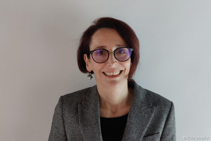 FTravail_PACA's tweet photo. "Je crois qu’il faut sortir du schéma « je cherche tel profil idéal ». Cécile Lieurade-Billou, adjointe à la direction des services aux entreprises de @pole_emploi détaille les actions mises en place pour aider les TPE à recruter ▶️ https://t.co/LJyr1JVaOj via @mondedartisans #RH https://t.co/0WHECVhHx9