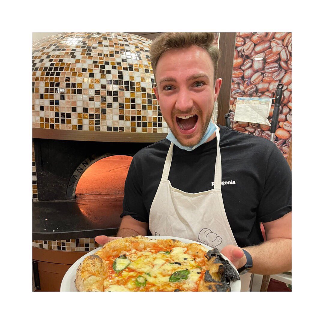 You will shout for the joy!!! 
Learn how to make the Neapolitan pizza from scratch and enjoy it! Do you? 
📌eatandwalkitaly.it
📞+393922324104
#eatandwalkitaly #cookingclass #cookingclassnapoli #pizzaclass #neapolitanpizza #pizzatime #pizza #pizzamaking #napoli #naples