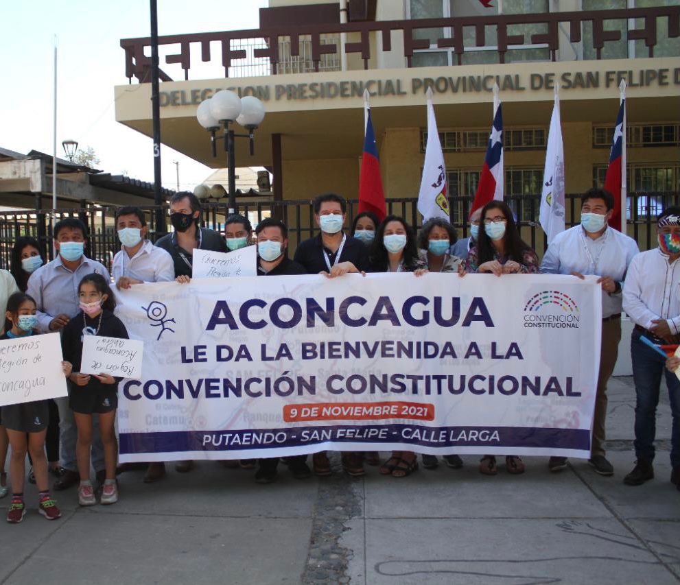 eo_enlinea's tweet photo. #CONVENCIÓNCONSTITUCIONAL: 
Se necesitan 15 mil firmas para apoyar la creación de una nueva Región de Aconcagua en la @convencioncl.
Revisa nuestra nota, en la que te mostramos cómo apoyar la propuesta: ⬇⬇
https://t.co/PuBIjLY8oP
@dinoazulado_d6 @cgomezcas https://t.co/SBvQSaIpHm