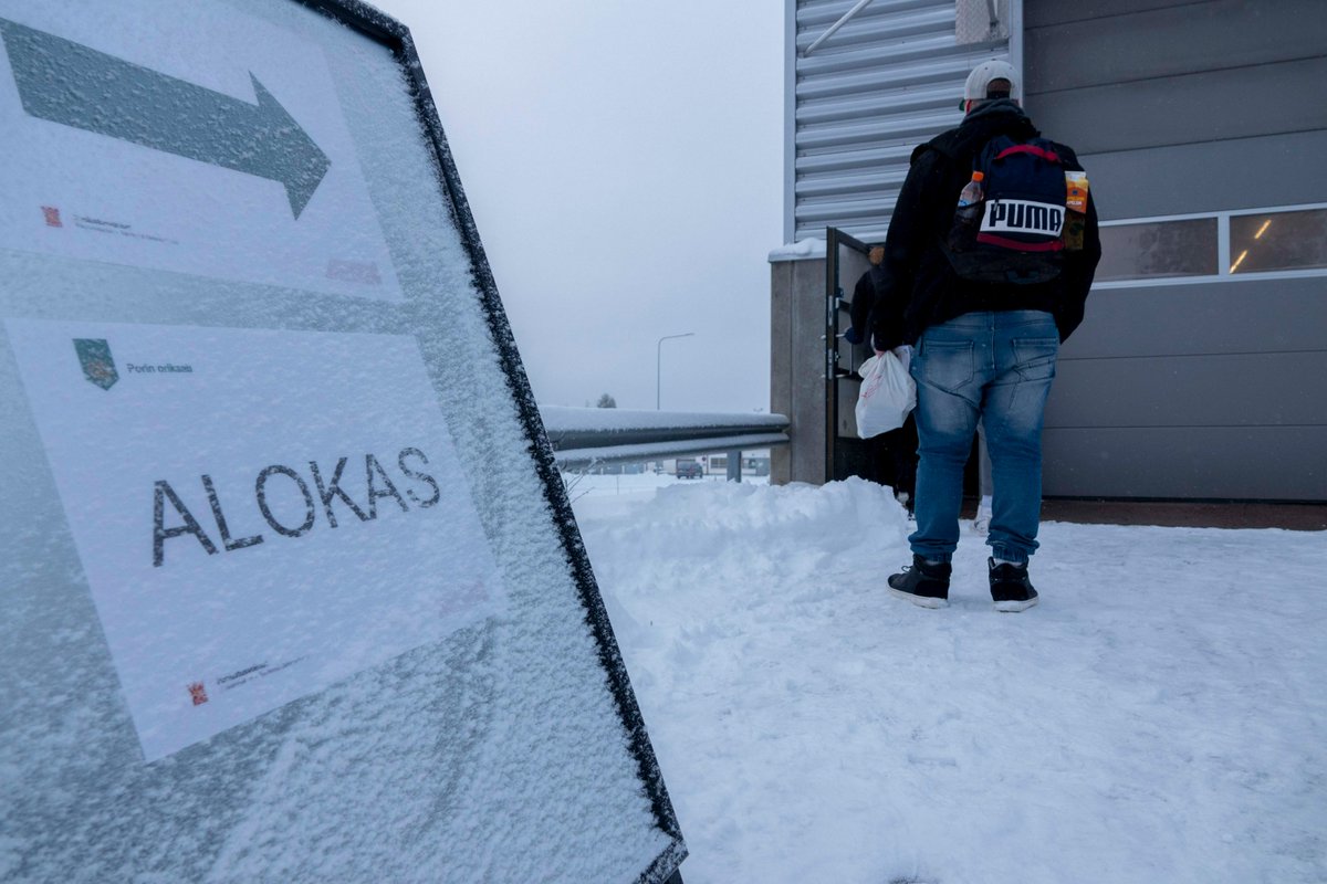 PorinPR's tweet photo. Porin prikaatissa aloitti tänään palveluksensa noin 2 130 uutta alokasta. Moni saapui palvelukseen jännittävin, mutta odottavaisin mielin. Tänään ohjelmassa on mm. varusteiden hakua sekä tupakavereihin tutustumista. Tästä on hyvä jatkaa!

#porp #maavoimat #intti #yhdessäintissä https://t.co/miAPBdsPOb
