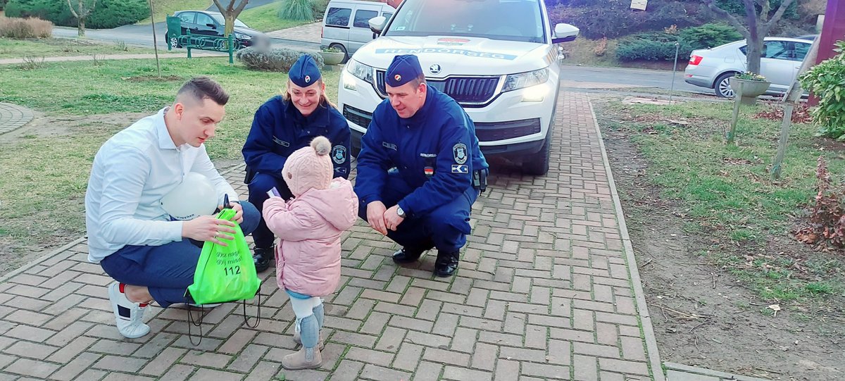Örömmel teljesítették zala megyei kollégáink a kétéves kislány szüleinek kérését: Ők köszöntötték fel Elinát. Boldog Születésnapot kívánunk! 🎂😊 #rendőrség