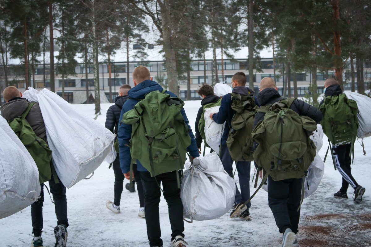 PorinPR's tweet photo. Porin prikaatissa aloitti tänään palveluksensa noin 2 130 uutta alokasta. Moni saapui palvelukseen jännittävin, mutta odottavaisin mielin. Tänään ohjelmassa on mm. varusteiden hakua sekä tupakavereihin tutustumista. Tästä on hyvä jatkaa!

#porp #maavoimat #intti #yhdessäintissä https://t.co/miAPBdsPOb