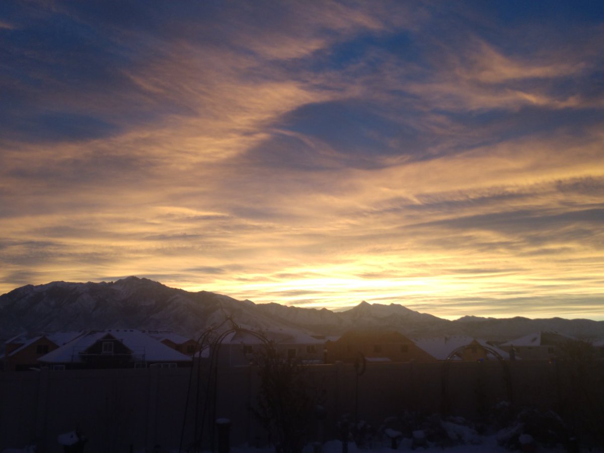 LisaOyler's tweet photo. Good morning Monday #firstmondayof2022  #nofilter #sunrise https://t.co/ixXUUGrRp7