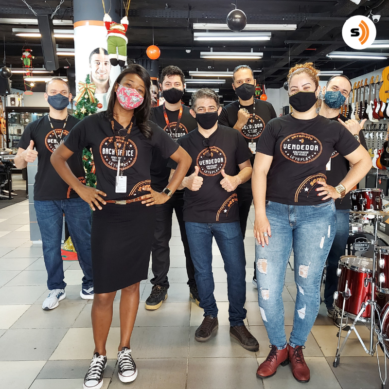 😄 Já estamos prontos para receber vocês. Que 2022 seja um ano fantástico e cheio de realizações! 
⠀
➡ Parte da equipe do Centro🧡 
⠀
#serenata #serenatanet #instrumentosmusicais #lojadeintrumentosmusicais #instrumentomusical #anonovo #music #musicaevida