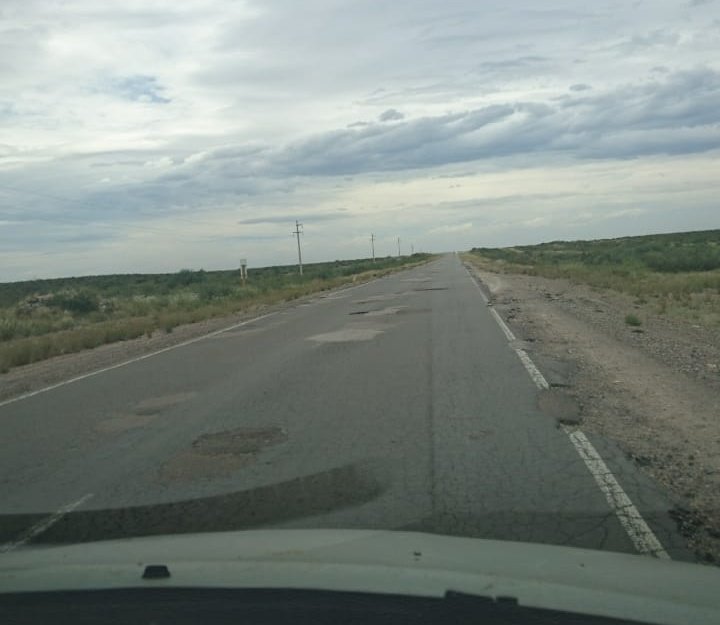 Comalaymacondo's tweet photo. CRÁTERES en la ruta! RTO, Patente, Seguro. Todos impuestos al contribuyente. Y la responsabilidad del estado? Sale hilo corto sobre la ruta nacional 151, que une Gral Alvear (Mendoza) con Neuquén Capital y pasa por La Pampa. https://t.co/Dzo6sIdKEy