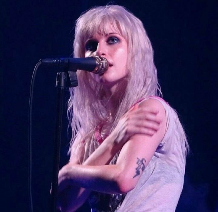 YELYAHRIOTT's tweet photo. i am free on friday https://t.co/d0M6cSzytI