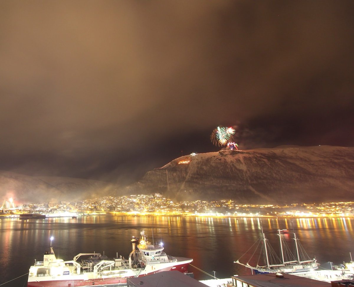 What's your favorite #BluView - Bristol (left) or Tromso (right)? Amazing fireworks this #NewYearsEve from some amazing rooms with a view! #RadissonBlu