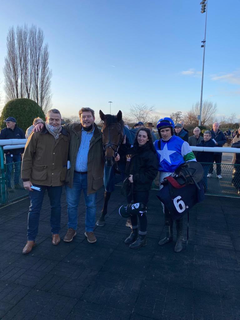 DSkeltonRacing's tweet photo. WINNER! Colonel Manderson brings up the double @Southwell_Races for both #TeamSkelton and @harryskelton89 and is an impressive winner of the Novices’ Hurdle. Congratulations to his owners Babbitt Racing and well done again to Becks for leading him up 🤩 https://t.co/gmKENu9FRd
