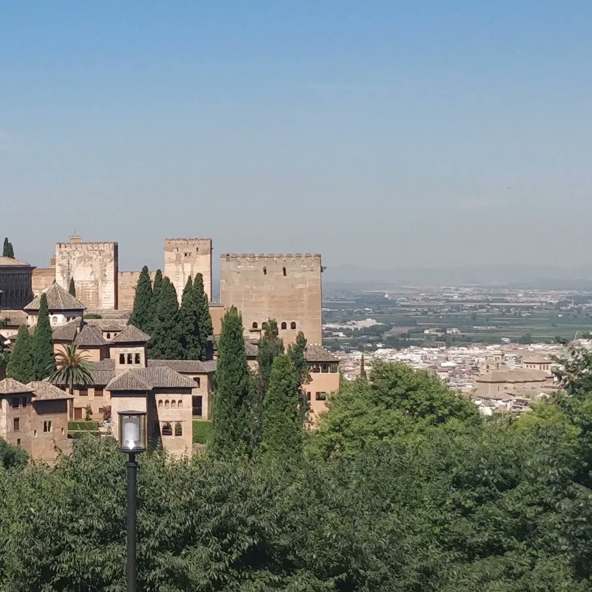 GranadaTapaTour's tweet photo. Welcome to the Alhambra Palace and the city of Granada below. It's been unseasonally warm ☀️ over the last few days reaching 2️⃣2️⃣°C...but beware of the chilly nights! Wrap up warm for a Tapas Tour. 🥶🧤🧣#granadacity #wintwrinspain #alhambrapalace #wintergetaway https://t.co/e6bA7YxeTH