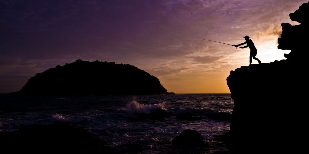 salvamentogob's tweet photo. Todos los años un elevado número de personas pierden la vida mientras se encuentran pescando desde la costa, en muchos casos porque al tener los pies sobre tierra firme infravaloran los peligros de la mar.
Nunca pesques solo. https://t.co/rZLLtntpN5