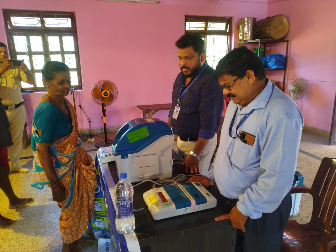 Coll_NorthGoa's tweet photo. EVM VVPAT Demonstration by 18-Poriem AC.
#govotegoa #KnowYourEVM #ITrustEVM #VVPAT #voterawareness https://t.co/seCFlwsuTk