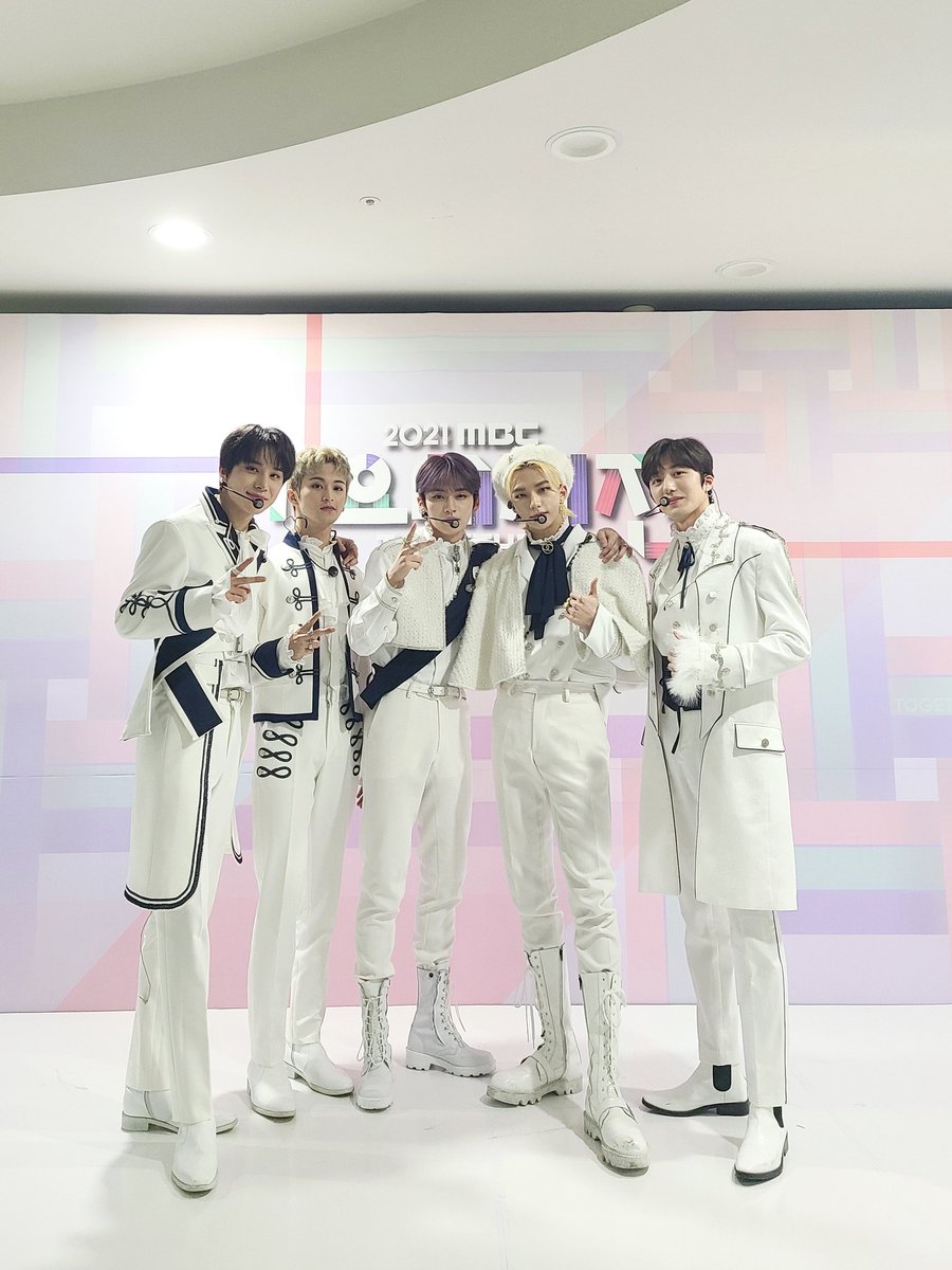 hyiujin's tweet photo. Stray Kids put on such an unforgettable experience, their diverse concepts were warmly embraced, and they nailed it. The end of the year is coming, indicating that the old book will soon be closed. Let's create beautiful memories together that will be fondly remembered Stays! https://t.co/ek9XGDtipw