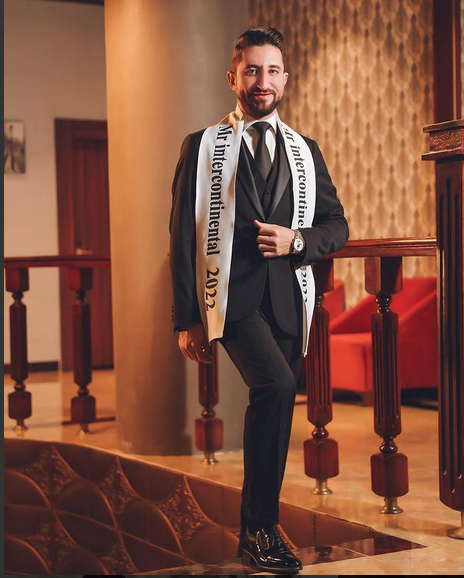 BasGazetesi's tweet photo. Kerküklü genç adam 2022 Kainat Erkek Güzeli seçildi https://t.co/CC4znYyBYP https://t.co/9WlKUnaQAl