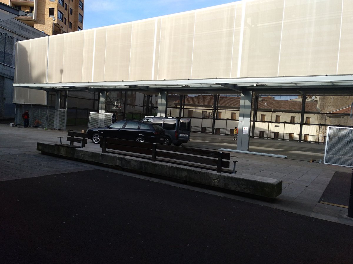 Ayer falleció una vecina sintecho de Bilbao. Hoy el <a href="/bilbao_udala/">Bilbao [Udala - Ayuntamiento]</a> está cambiando las vallas de la cancha de Atxuri para que las personas que duermen ahí no puedan hacerlo. Aburto hablará de "ciudad de valores", pero le está quedando una ciudad que mata a los más vulnerables.