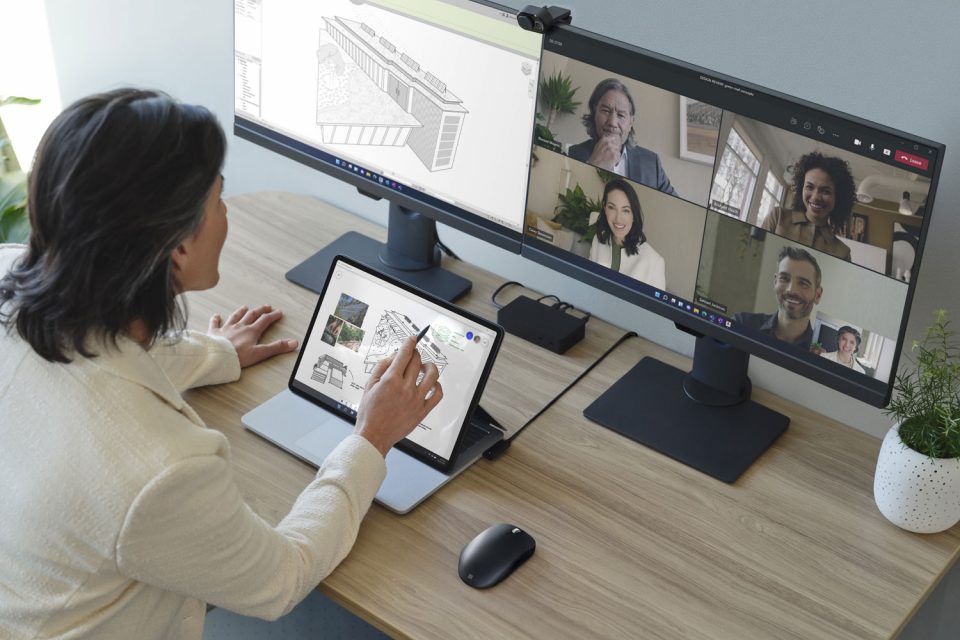 Dicide_de's tweet photo. Microsoft gibt nun auch kleinen und mittleren Unternehmen die Möglichkeit Microsoft "Teams" zu nutzen. In "Teams Essentials" können Betriebe wie Restaurants oder Einzelhändler virtuell zusammenkommen und gemeinsam arbeiten. Hier geht es zu den Details: https://t.co/tT17uxTQGc https://t.co/SoXlbpUwYv