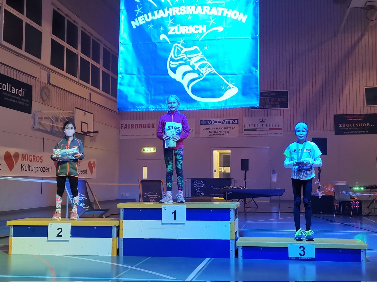 actremecom's tweet photo. Ein @actremecom Shirt auf dem Podest macht sich immer gut. Egal ob gross oder klein. Hier beim Kinderlauf im Rahmen des Neujahrsmarathons in Zรผrich. #HAPPYNEWYEAR2022 #forwinner #neujahrsmarathon #kids #run #podium https://t.co/JZ0GyXd0A9