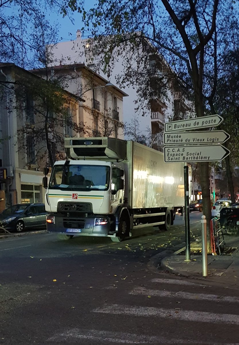 Nice2030_actu's tweet photo. Ce matin boulevard de #Cessole, rebelote on a eu droit au camion de livraison du Casino Shop garé en pleine voie (et à contre-sens) alors que l'aire de livraisons était totalement vide. Situation débile, gênante, dangereuse... et incompréhensible 🙄 #Nice06 https://t.co/sbXwNLfg9q