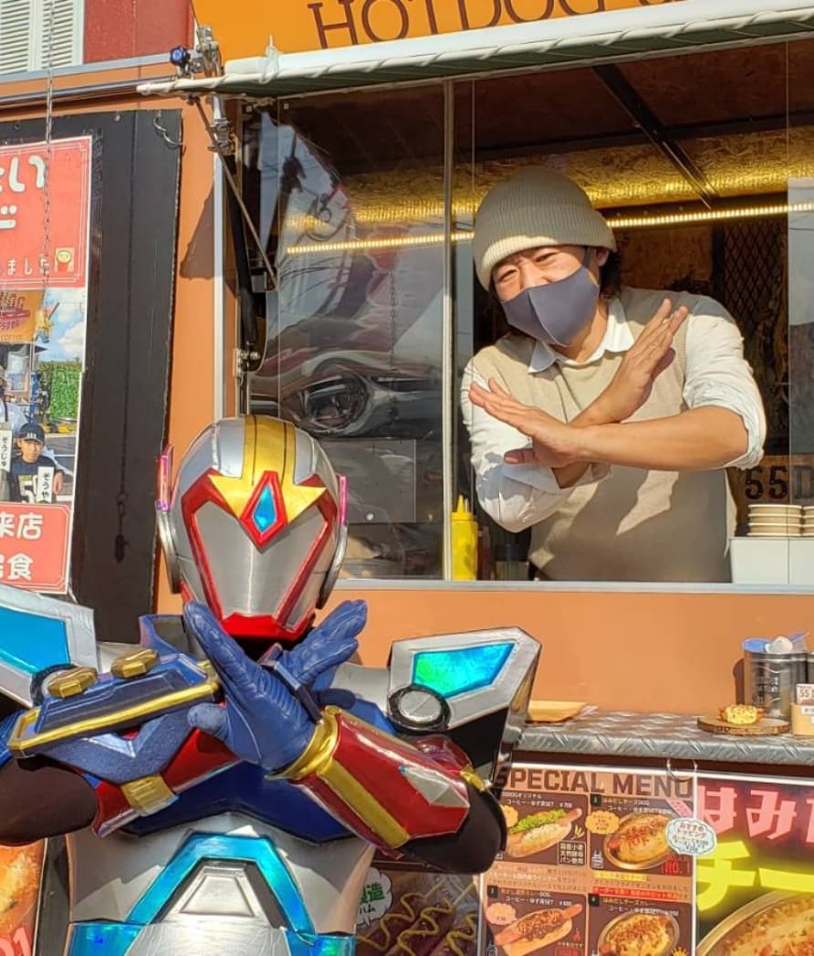 VATTENGER's tweet photo. 今日はお昼から宇美八幡宮さんへ
沢山の参拝者でにぎわっていました。宇美八幡宮さんの近くにはキッチンカーもでてました。
旨くてボリュームある55dogさん
のホットドック!
今年ばってんジャー3人となり
今年は忙しくなりそうです。😀
#宇美八幡宮
#55dog
#ばってんジャー https://t.co/Otz0i2o6dd