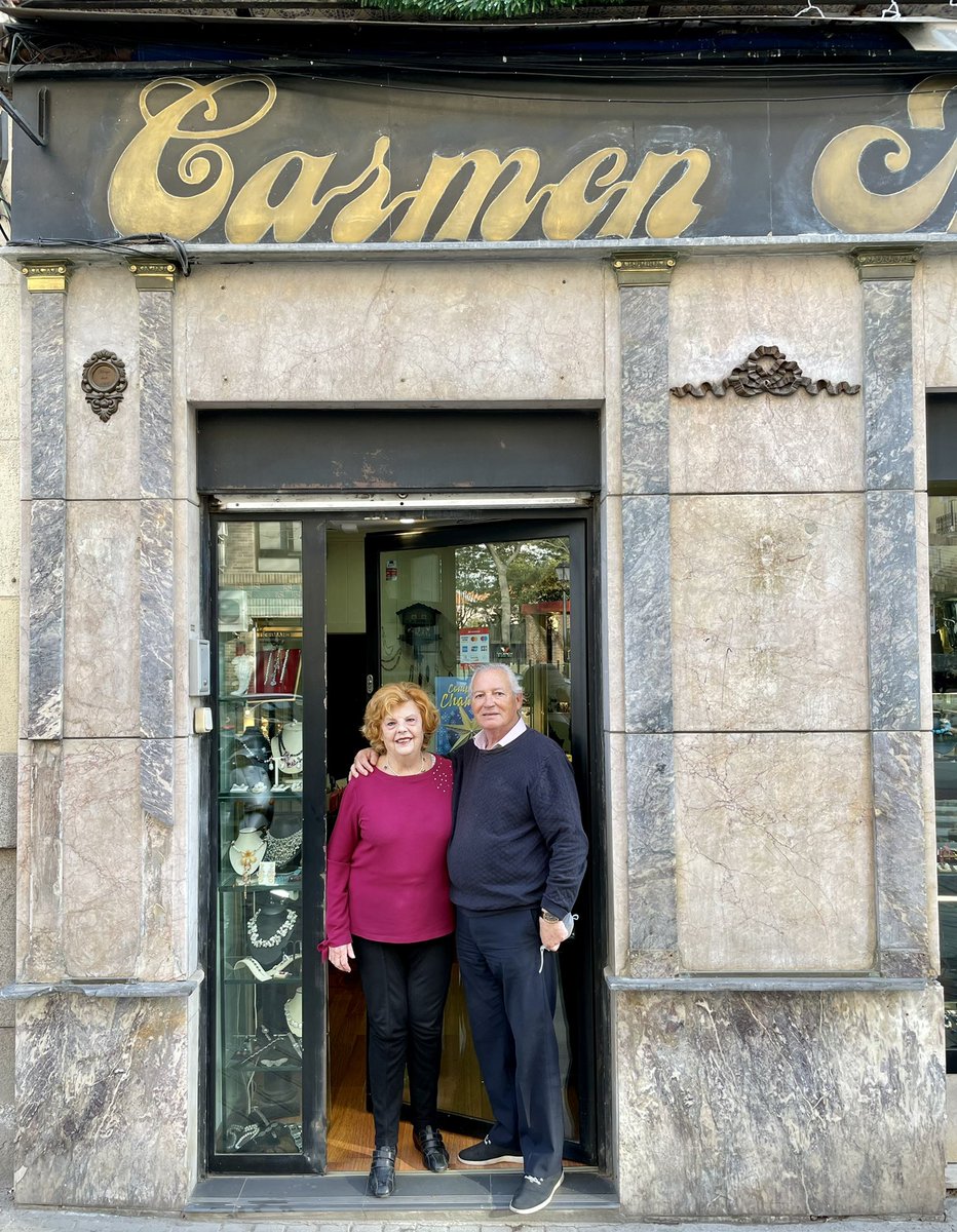 ADarioJM's tweet photo. Mis padres, cumpliendo 45 navidades en su tienda de la Calle Galileo. Solía ser la mejor época del año, pero por la pandemia se ha reducido mucho. Tienen joyas de plata y oro muy chulas, desde 20€. Si os falta algún regalo y pudierais pasar sería genial. Twitter haz tu magia 🙏🏼 https://t.co/5QIN4xQGck