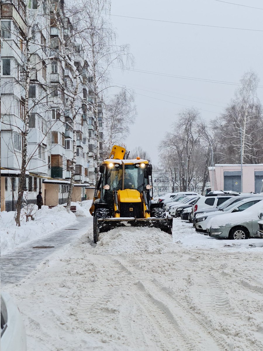 Осуществляется механизированная расчистка внутридворовой дороги по адресу: ул. Стара-Загора, дом 166