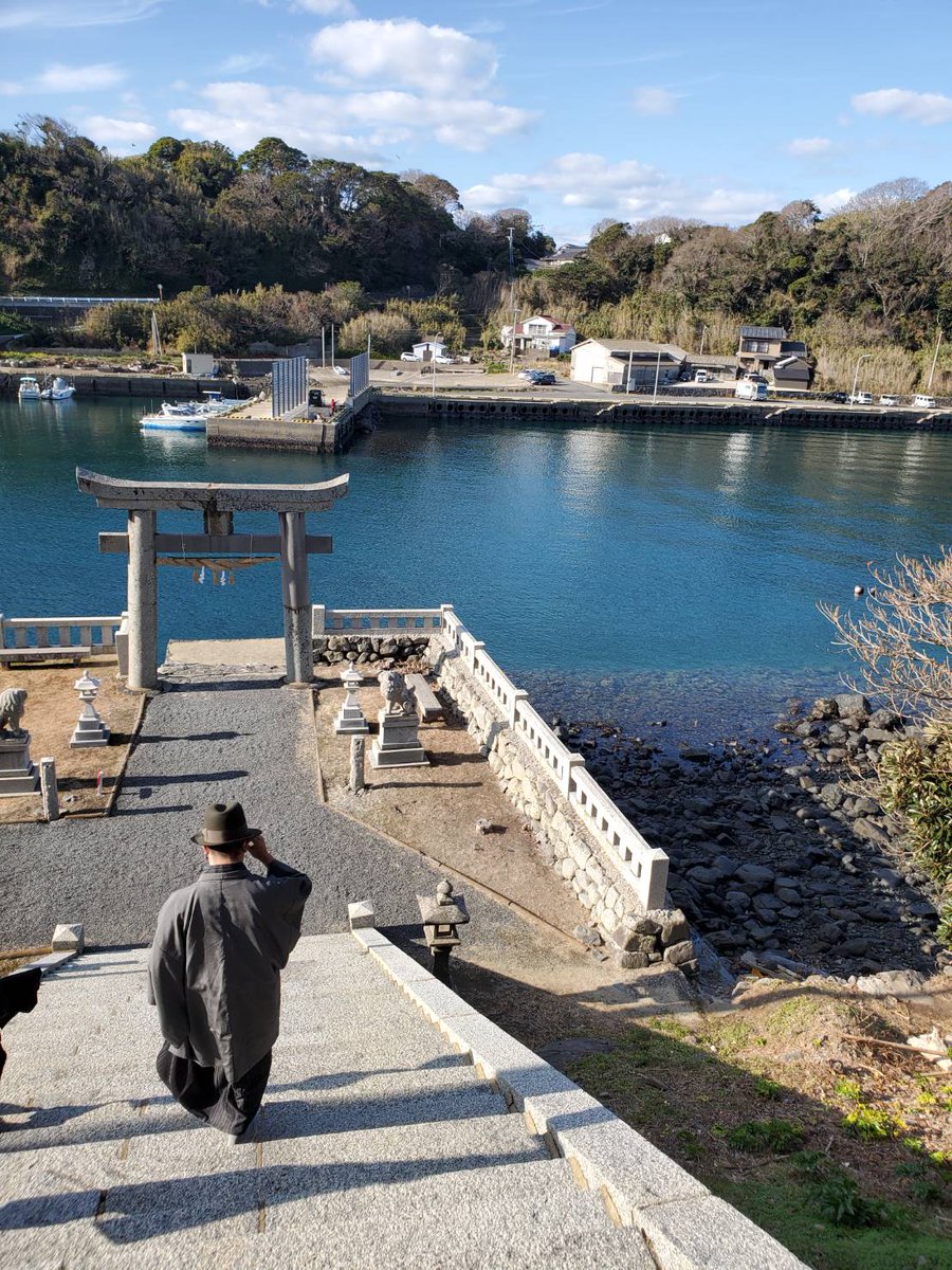 sewfactoryman's tweet photo. 帽子と下駄を新調したので、和装で初詣に出掛けました。肥前国最古級の田島神社は海に面した海神を祀る社。
羽織は塩澤紡、袷長着は献上柄の博多織。 https://t.co/4GVBOPhyZw