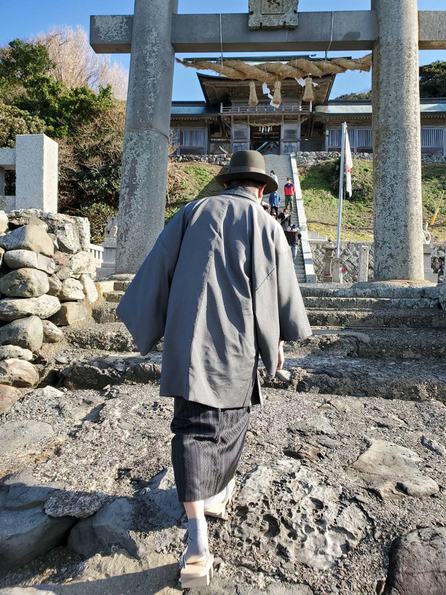sewfactoryman's tweet photo. 帽子と下駄を新調したので、和装で初詣に出掛けました。肥前国最古級の田島神社は海に面した海神を祀る社。
羽織は塩澤紡、袷長着は献上柄の博多織。 https://t.co/4GVBOPhyZw