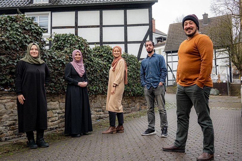 der_zmd's tweet photo. #Islam wird #Gehörlosen erstmals in Deutscher #Gebärdensprache vermittelt: @iiievorg erstellt digitale barrierefreie Produktion von 20 Videos
Mehr dazu im Artikel der Vors. Funda Fidan: https://t.co/qbnENKHqvQ 
Infos zum Projekt sowie Spendenmöglichkeit: https://t.co/NAOJrUqHIY https://t.co/n9YV4hrYZ7