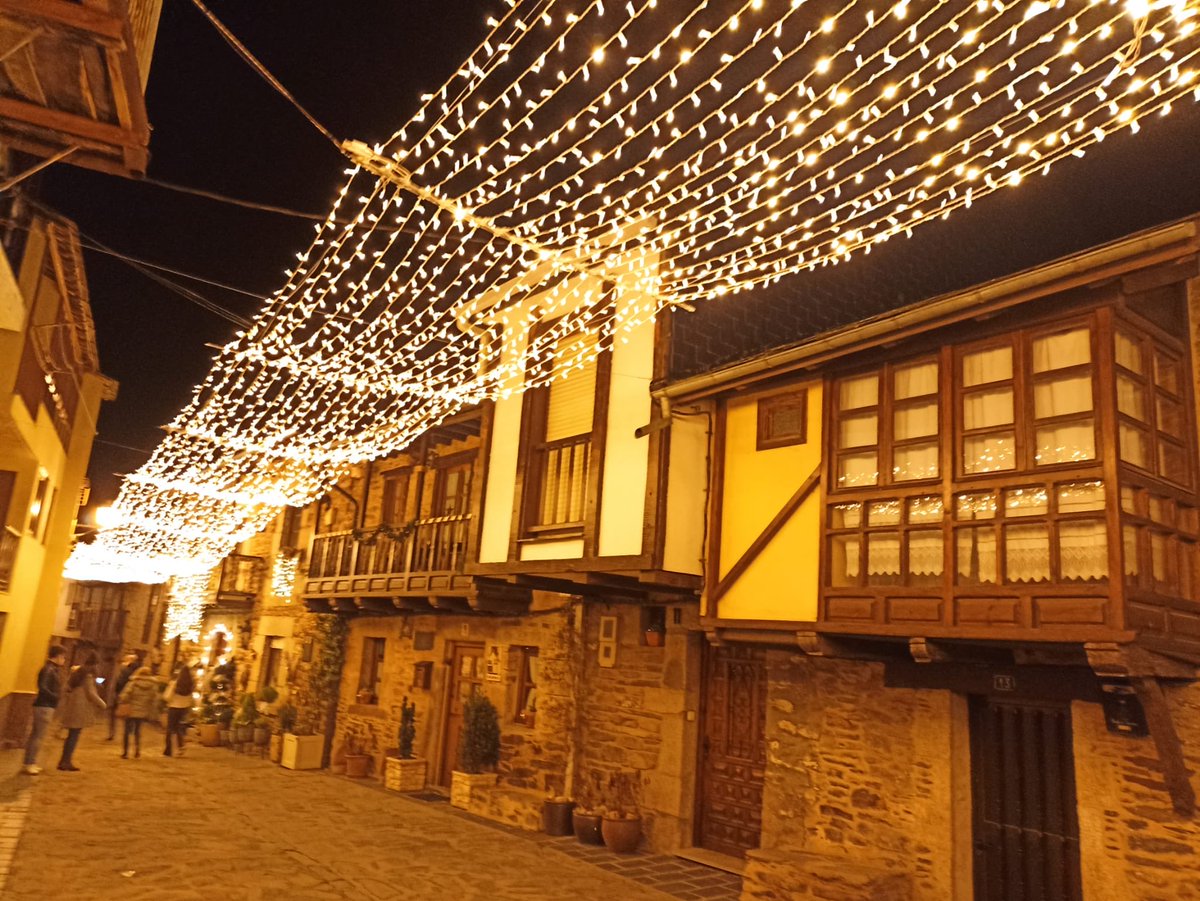CyLEsVida's tweet photo. ¡Así de maravillosa luce Puebla de Sanabria! #Zamora https://t.co/wNKWwAcQUz