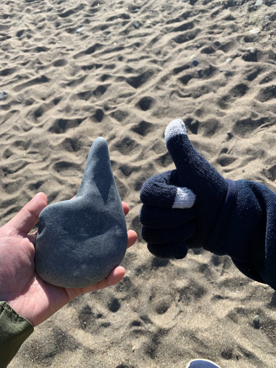 tottoko_tora's tweet photo. 今日は初詣に行ってきたんですが、その帰りに海岸を歩いていると母がものすごくグッドな石を発見🪨
イイネ👍 https://t.co/pYiJGLWIss