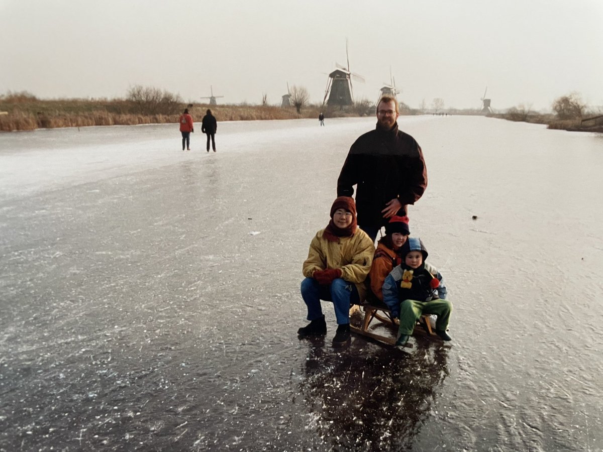 voshans's tweet photo. Vandaag 25 jaar geleden had ons gezin middag lang schaatspret in een prachtig, rustiek Hollands decor: tussen de molens bij De #Kinderdijk. Één dag later zou de tot nu toe laatste #Elfstedentocht worden verreden - gewonnen door Henk #Angenent.
#schaatsen #natuurijs #wintersport https://t.co/DkI9bon0MO