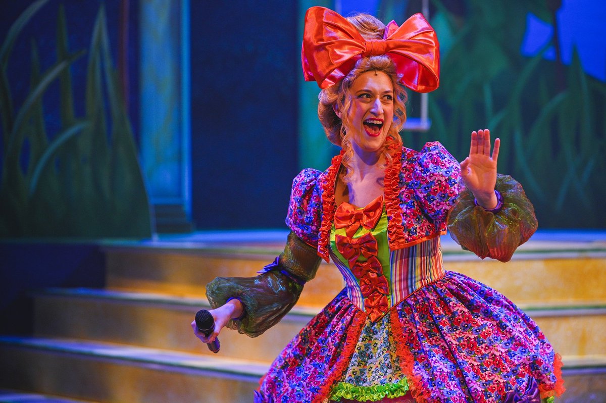 #Panto is back at @ClwydTweets for one week only with socially distanced screenings in the main theatre. #OhYesItIs Fun, funny and bursting with energy catch @phylipharries @thedanlloyd, @AliceMcKenna94 @BenLockeActor @LynwenHaf @thornton_luke @IzzyNeish @SerenSD @wesley1charles