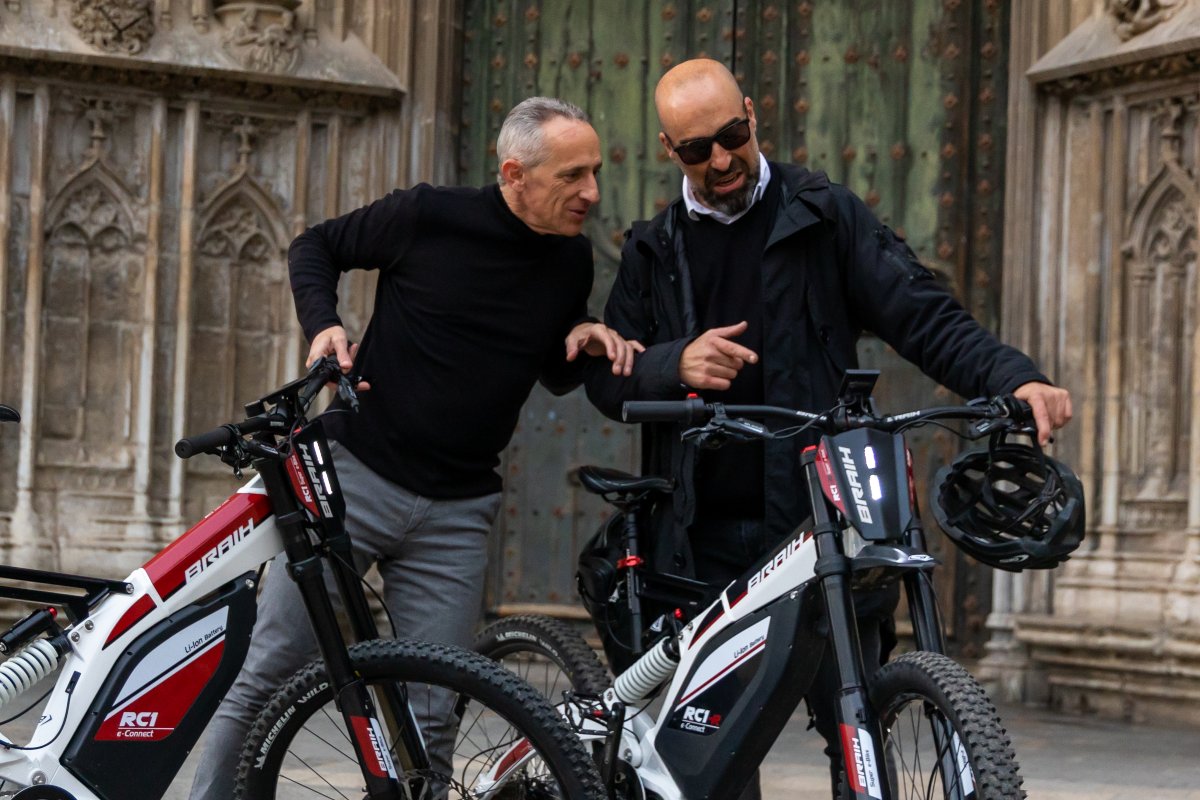 BraihBikes's tweet photo. New year's resolution: 
Create memories with family and friends.

Wishing you a happy and healthy 2⃣0⃣2⃣2⃣!
.
#Braih #Superebikes #ebikes #Happy2022 #HappyNewYear #cyclinglife #familyfun #friendship https://t.co/WYw8lQ1pyh