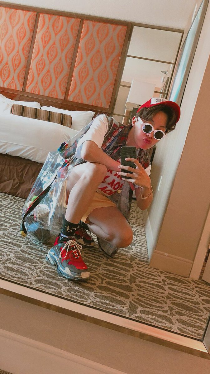 Rachel_18Rs80's tweet photo. #ARMYSelcaDay #ARSDSelcaDay #BTSJHOPE #JHOPE https://t.co/IlT2U3imR8