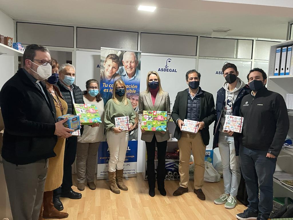 MundiNova's tweet photo. @martaftapias @DiegoMarana y @asdegalgalicia han entregado hoy los más de 400 juguetes recogidos a través de la iniciativa #TuempresaunasonrisadeNavidad a @CaritasTuiVigo, @venezuelaenvigo y a la AVV Cristo de la Victoria de Coia. Mil gracias a tod@s los que  habéis colaborado!!! https://t.co/k2cg28BPNP