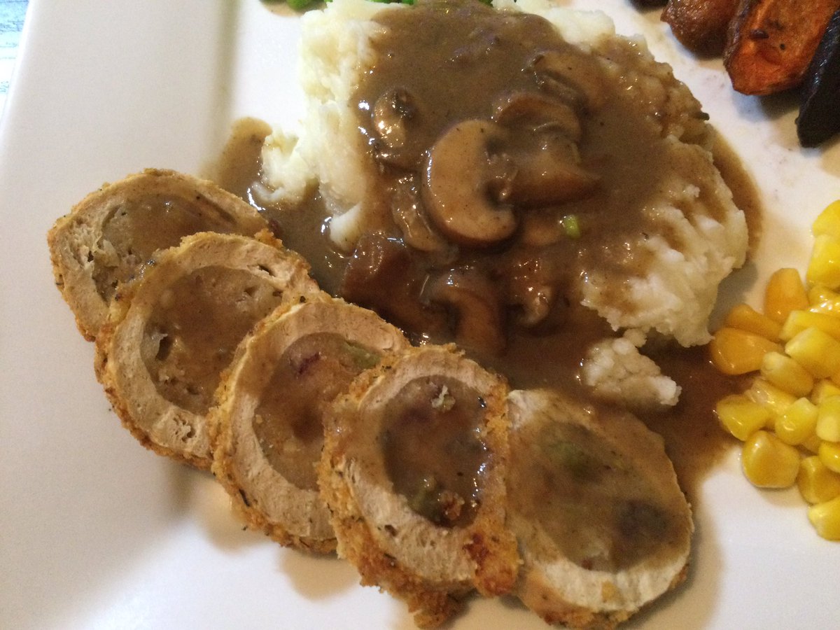 schmoozequeen's tweet photo. HOLIDAY LEFTOVERS 😋💚💛🤎🚫🦃
Gardein Stuffed Turk'y w/ Candied Yams, Rainbow Carrots, Parsnips, Mashed Potatoes & Mushroom Gravy
#GoVegan #CrueltyFree #NoTurkey #PlantbasedTurkey
@gardein https://t.co/BEZYrT2b1q