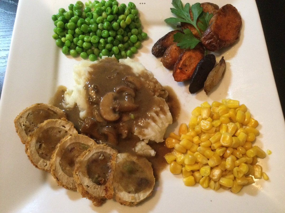 schmoozequeen's tweet photo. HOLIDAY LEFTOVERS 😋💚💛🤎🚫🦃
Gardein Stuffed Turk'y w/ Candied Yams, Rainbow Carrots, Parsnips, Mashed Potatoes & Mushroom Gravy
#GoVegan #CrueltyFree #NoTurkey #PlantbasedTurkey
@gardein https://t.co/BEZYrT2b1q