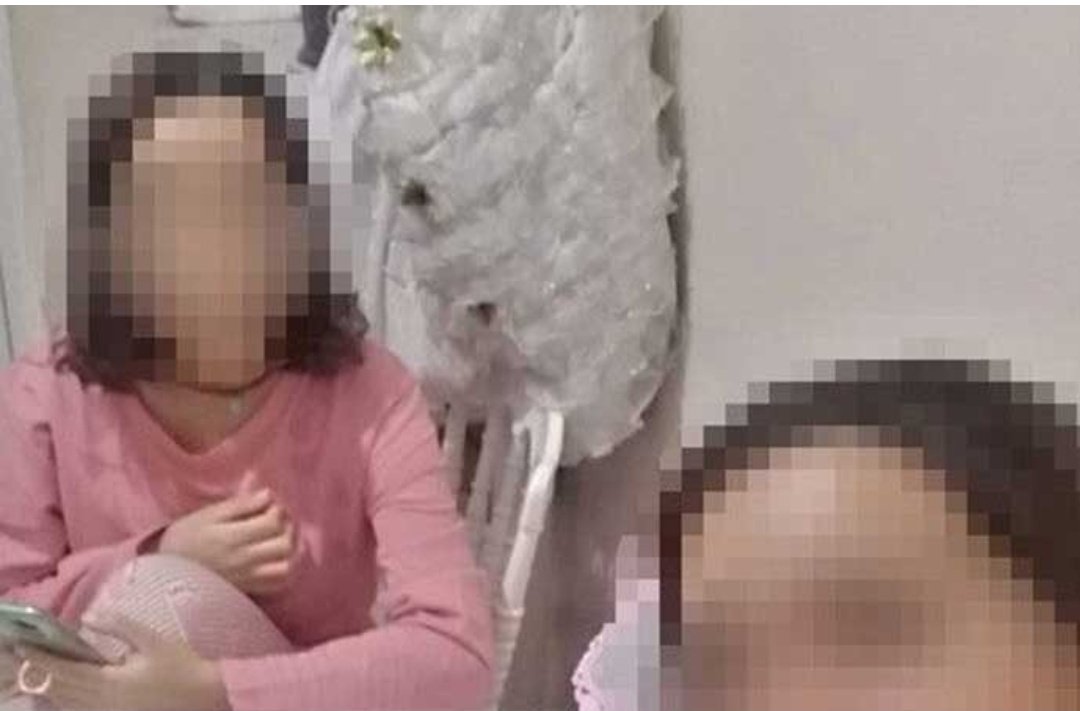Yer : #Adana Feke
Mağdur : 13 yaşındaki kız çocuğu
Suçlu : 55 yaşındaki kansız! 
Kaynak : CNN Türk, Tele 1 ve haber siteleri.
Adana Feke’de 13 yaşındaki kız çocuğunun annesine “göğsümden süt geliyor” demesi üzerine hamile olduğu ortaya çıktı.
Floodu okuyun ve duyurun. Yardım edin