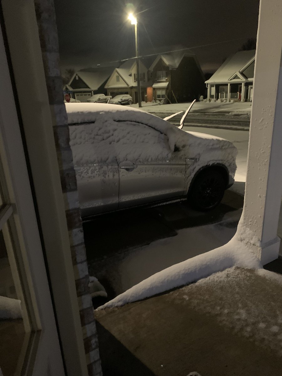samrrodriguez's tweet photo. @RuthSevereWx off 96 between Almaville and Veterans - woke up to this at 5am. I’d say it snowed around 4 inches! Great packing snow too! https://t.co/Of79ilg1U5