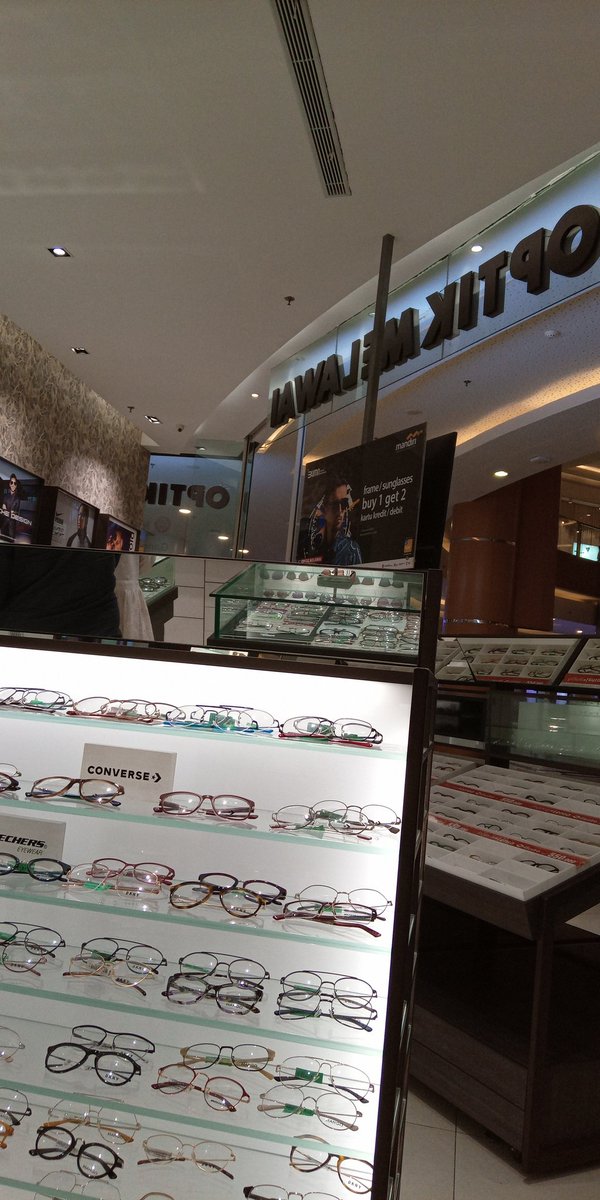Daeng_tobh's tweet photo. Kenapa ya setiap ambil kacamata di @optikmelawai pasti selalu nunggu... Padahal udah sesuai estimasi selesai di invoice pesanan yang sudah memperhitungkan overload pesanan... Tolong dong @optikmelawai servisnya diperbaiki... https://t.co/WlWEYU0Ig1