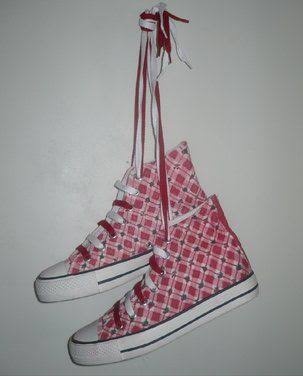 1. Kat koridorunda tavana asılmış bir çift ayakkabı bulunmuştur Sahibine duyurulur