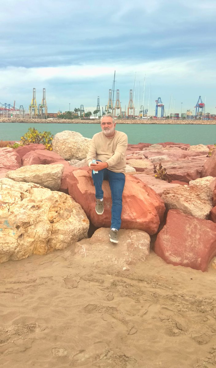 Turbulencias de la humanidad, un enemigo invisible nunca más invadirá nuestro espacio, el motor humano es una espiral de persistencia.
Fran Hervás. #Feliz2022