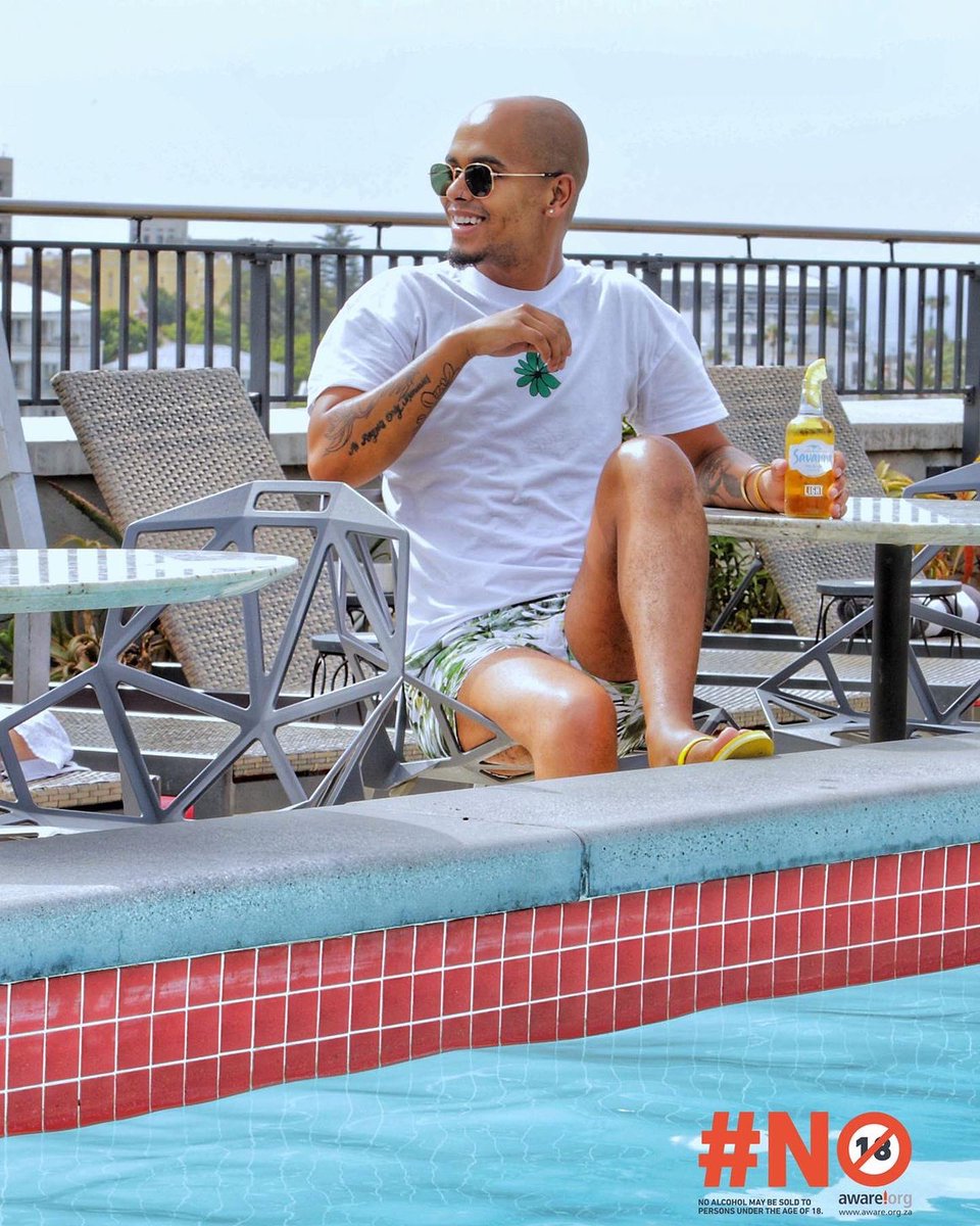 NewmanSebastian's tweet photo. How’s your holiday season going? I’m living life without the drama! - “It’s not that heavy!” 😎
 
Tell us how you spend time at home with your favourite people &amp; you could win some @SavannaCider Light to enjoy at home! #AD #SiyavannaSouthAfrica #NotThatHeavy #DrinkResponsibly https://t.co/0Hdyj0ueQi
