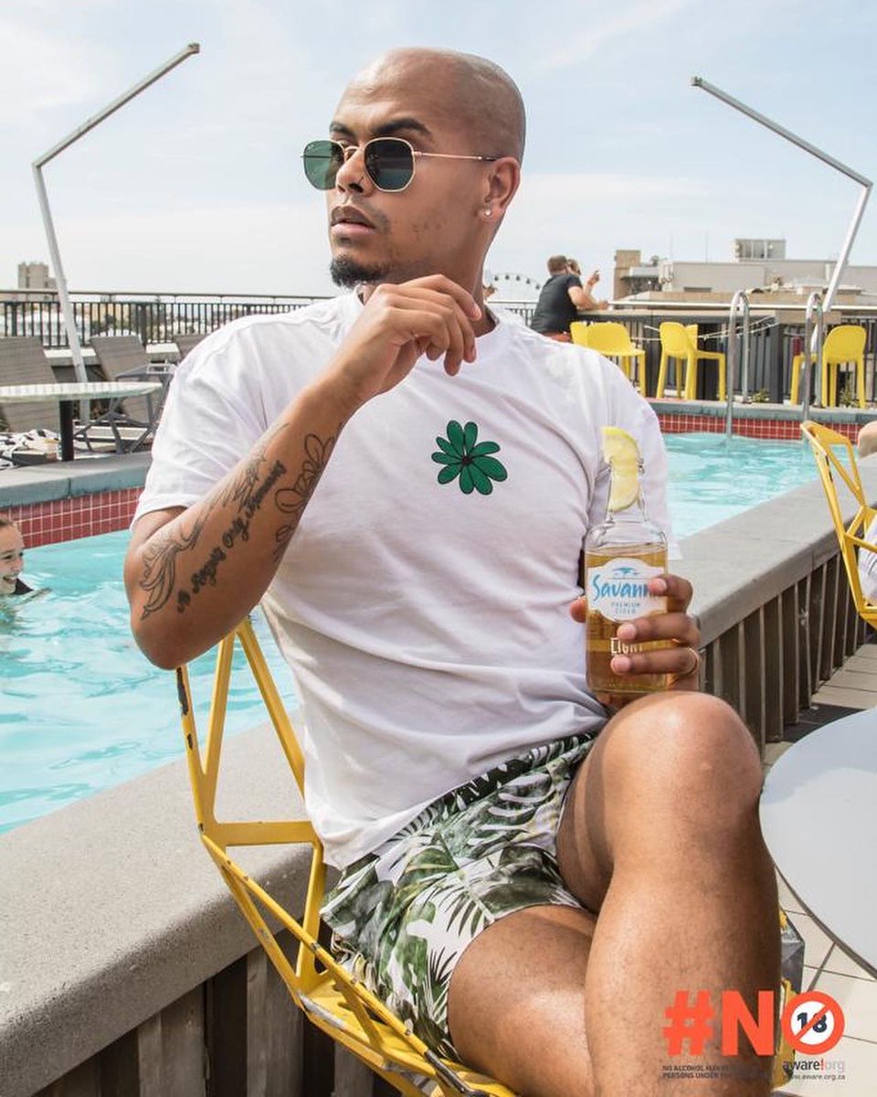 NewmanSebastian's tweet photo. How’s your holiday season going? I’m living life without the drama! - “It’s not that heavy!” 😎
 
Tell us how you spend time at home with your favourite people &amp; you could win some @SavannaCider Light to enjoy at home! #AD #SiyavannaSouthAfrica #NotThatHeavy #DrinkResponsibly https://t.co/0Hdyj0ueQi