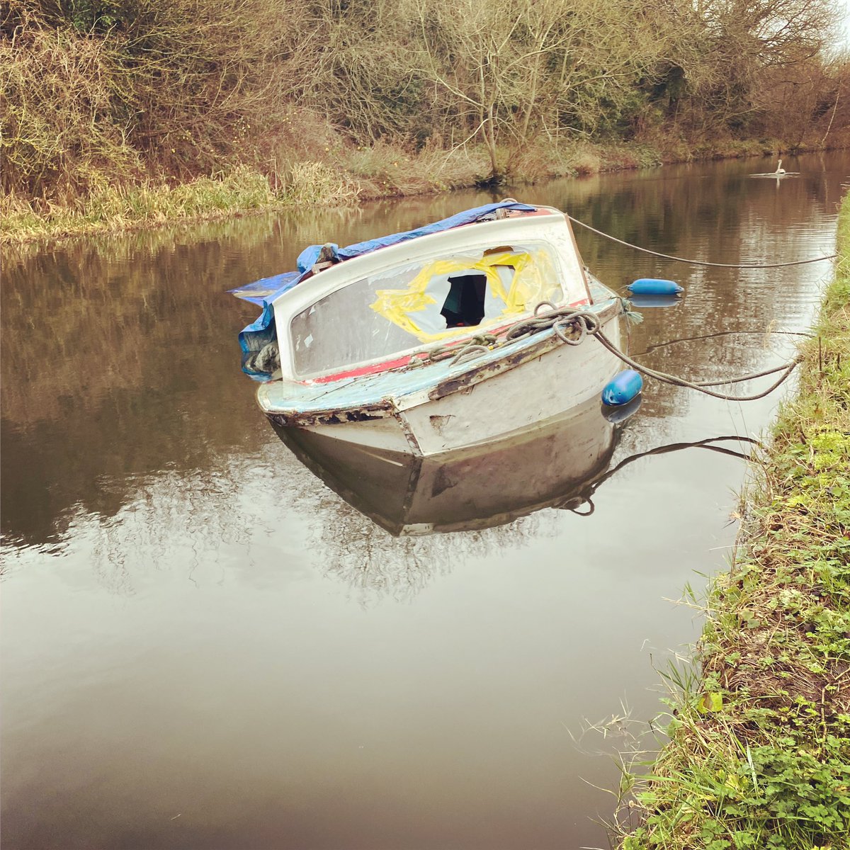NarrowboatJames's tweet photo. beware of sunken boat blocking passage between locks 56 and 57 #berkhamsted #hemel #canal #crash #sinking CRT aware https://t.co/UnHkZ3T5qp
