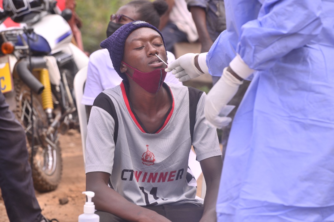 Mu igaraje riherereye <a href="/Kicukiro_Sector/">Kicukiro Sector</a> mu Karere ka <a href="/KicukiroDistr/">Kicukiro District</a> ,abahakorera bapimwe #COVID19 nka hamwe muhahurira abantu benshi kugira ngo harebwe uko bahagaze. Abantu barashishikarizwa gukomeza kwirinda #Covid_19 no kwitwararika ndetse no kwikingiza #Tuzatsinda