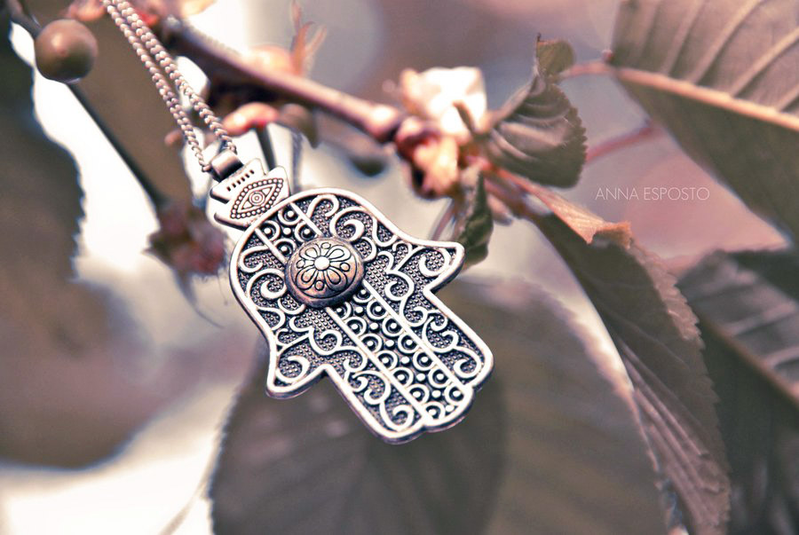 Al_Fanar's tweet photo. ✋💎La mano de Fátima o #Jamsa, se ha convertido en uno de los símbolos más recurrentes en las joyas, accesorios y tatuajes. Su origen se encuentra a caballo entre la Historia y las leyendas. 

Te lo explica aquí este artículo de  @FunciCulture 👇
🔗https://t.co/nWW0lA5zAh https://t.co/DqmeShg9BI