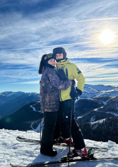 GoesMonaco's tweet photo. Bonjour à tous! Nous sommes de retour au travail !☺

Et voici les premières nouvelles

Louis Ducruet a passé les fêtes de fin d’année à la montagne avec son épouse, Marie. Des moments de complicité que le fils de Stéphanie de #Monaco a partagés sur les réseaux sociaux. https://t.co/yOvmpr3nE2