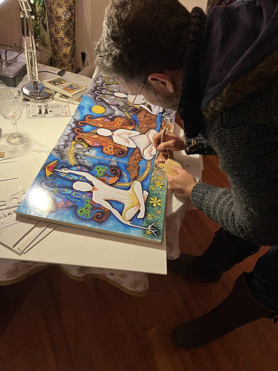 nienkejblom's tweet photo. En nu dan echt … ons schilderij ‘Het leven’ door @AndersonFarah - is onthuld. 

We hebben samen gekeken en gesproken in een heel mooie middag op 2/1/2022. 

gesigneerd op een passende en bijzondere plaats in het herfstpaneel.

Nu op de Frieseweg bij Rick en mij.
💟🙏🏼♾ https://t.co/ae5dcLMHWd