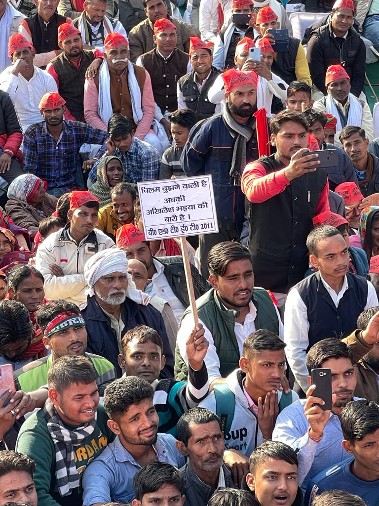 गोरखपुर मे मठ पड़ा वीराना है
वही बाबा जी का असली ठिकाना है
ये सच भी स्वीकार करना होगा
पहरेदार बन नशे में सोया है
अब वो चौकीदार बदलना होगा

#BEdTET2011
#bedtet2011_अखिलेश_आ_रहे_है 

<a href="/yadavakhilesh/">Akhilesh Yadav</a>