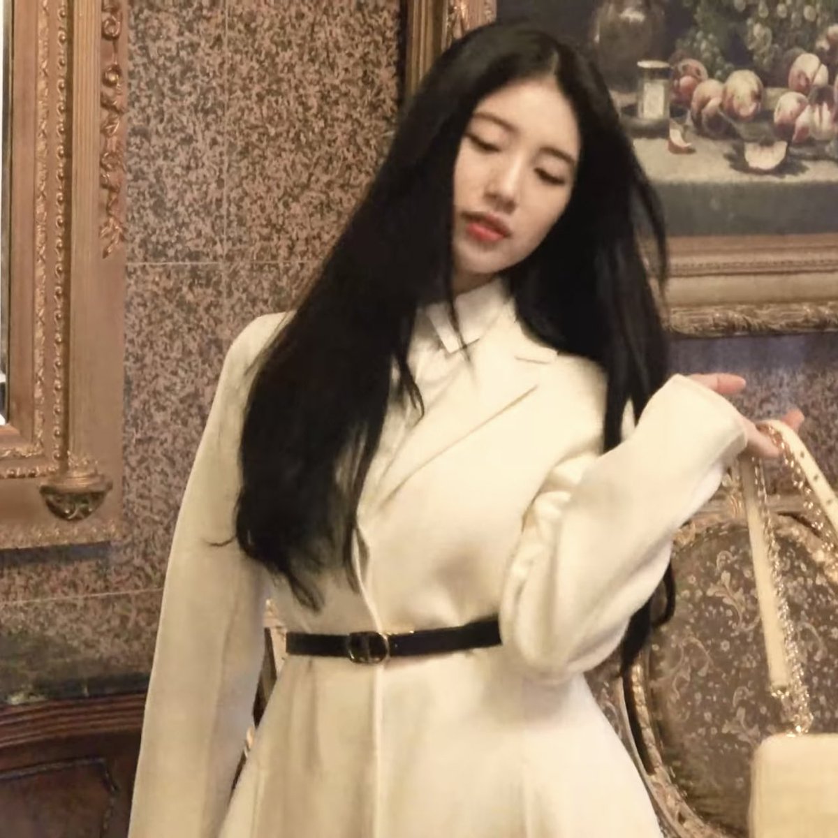 suzycontents's tweet photo. 220103 Management Soop YouTube update with Suzy !! 

“Human Dior Suzy’s perfect Dior Making Behind 👏💖 💕 Suzy's dior making behind film💕”

🔗 https://t.co/b8a723cxp1 

#SUZY #BAESUZY #수지 https://t.co/cPlaZPVLyu